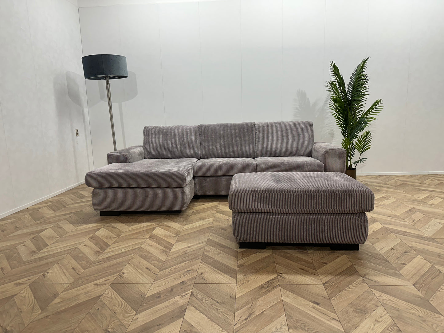 Licht Grijze Ribstof Hoekbank Inc. Hocker ~ Losse Kussens Met Afneembare Hoezen