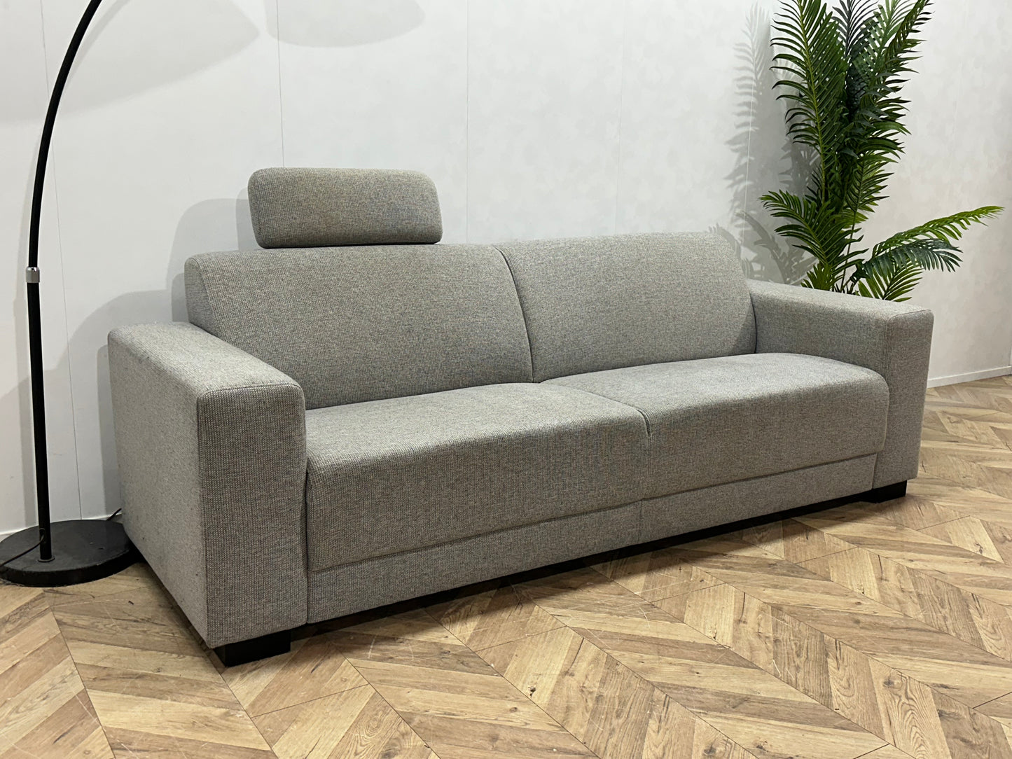 Licht Grijze 2.5-Zits Bank ~ Vaste Kussens