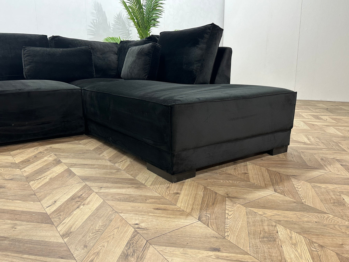 Zwarte Ruime Velvet Hoekbank ~ Losse Rugkussens Met Afneembare Hoezen
