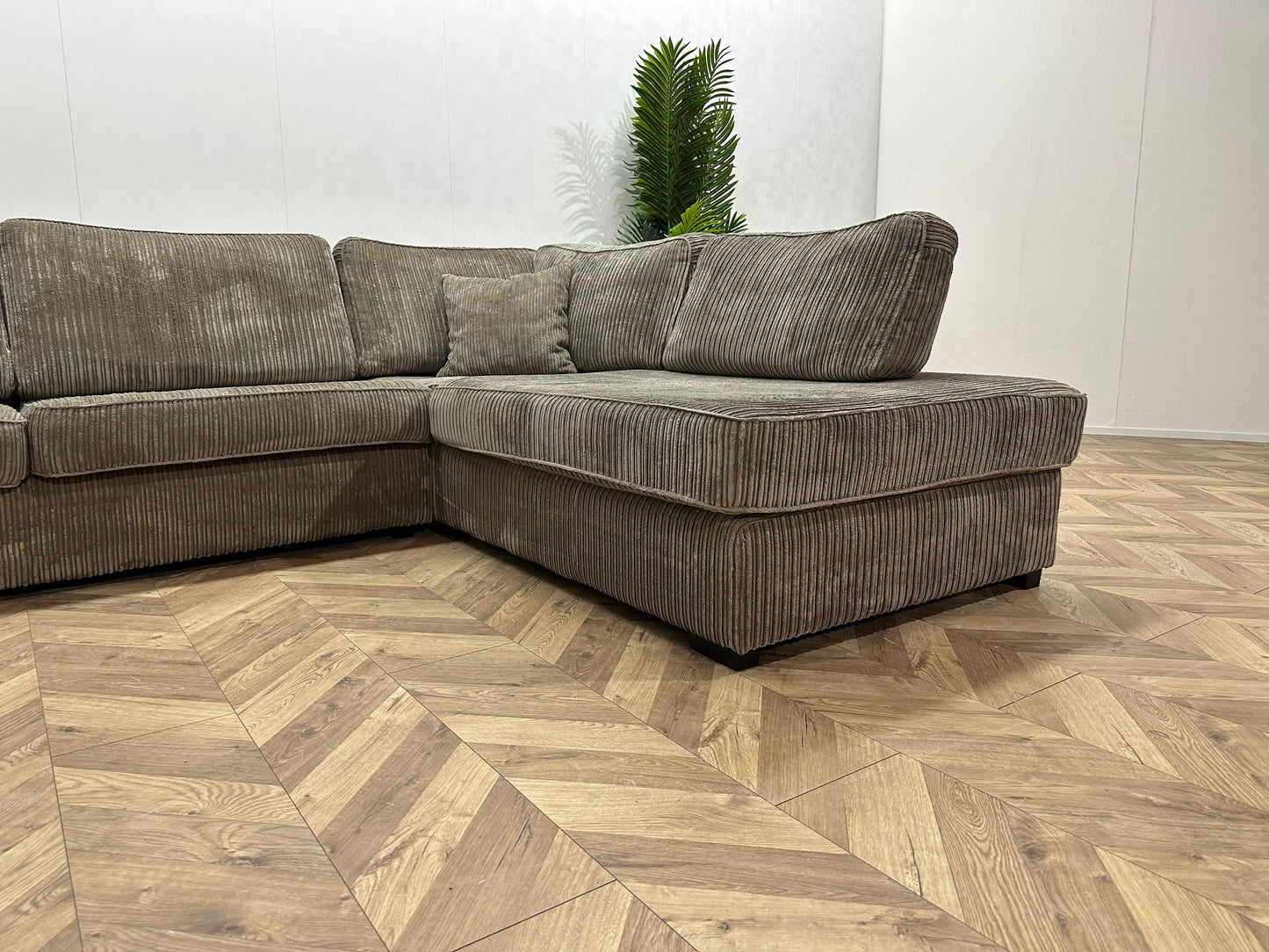 Taupe Ribstof Hoekbank ~ Losse Kussens Met Afneembare Hoezen