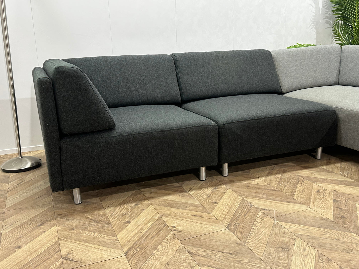 Zwart/Grijze Hoekbank Inc Hocker ~ Losse Rugkussens Met Afneembare Hoezen