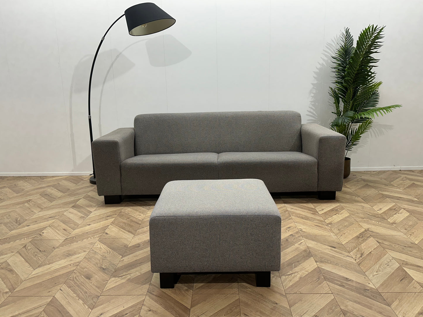 Licht grijze 2.5-Zits Bank Inc Hocker ~ Vaste Kussens