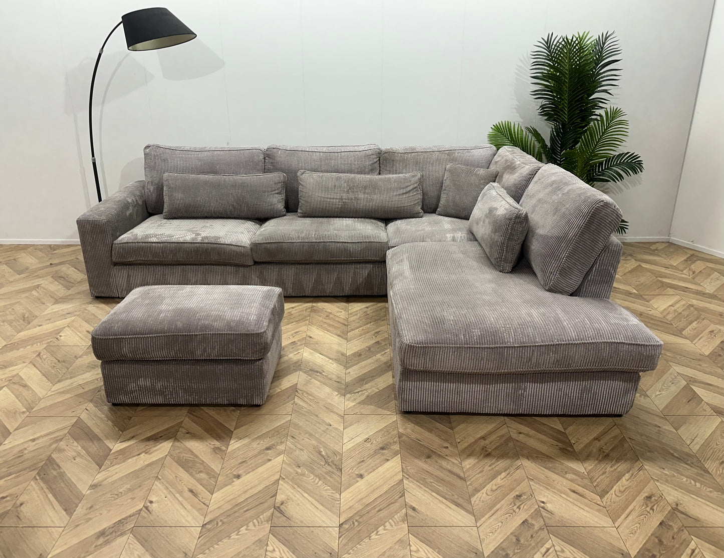 Licht Grijze Ribstof Hoekbank Inc Hocker ~ Losse Kussens Met Afneembare Hoezen