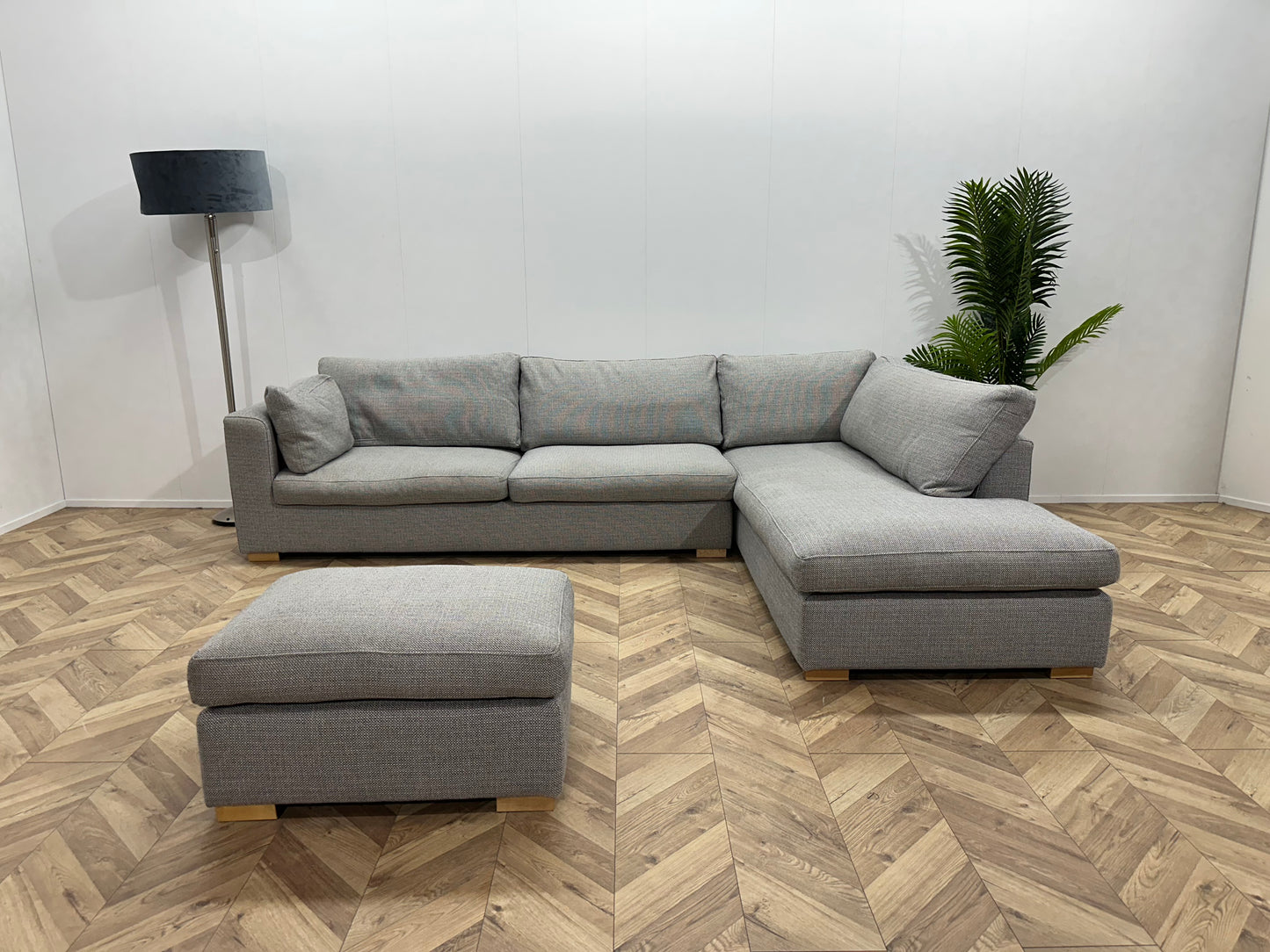 Licht Grijze Hoekbank Inc. Hocker ~ Losse Kussens Met Afneembare Hoezen