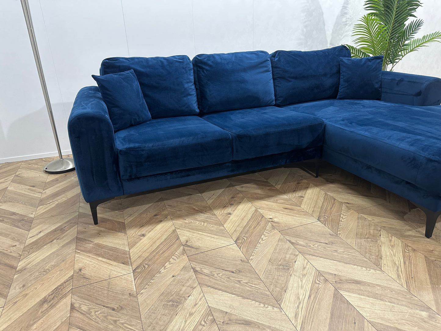 Donker Blauwe Velvet Hoekbank ~ Losse Kussens Met Afneembare Kussens