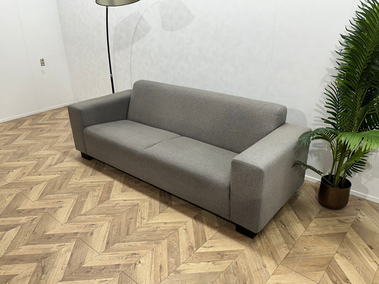 Licht grijze 2.5-Zits Bank Inc Hocker ~ Vaste Kussens