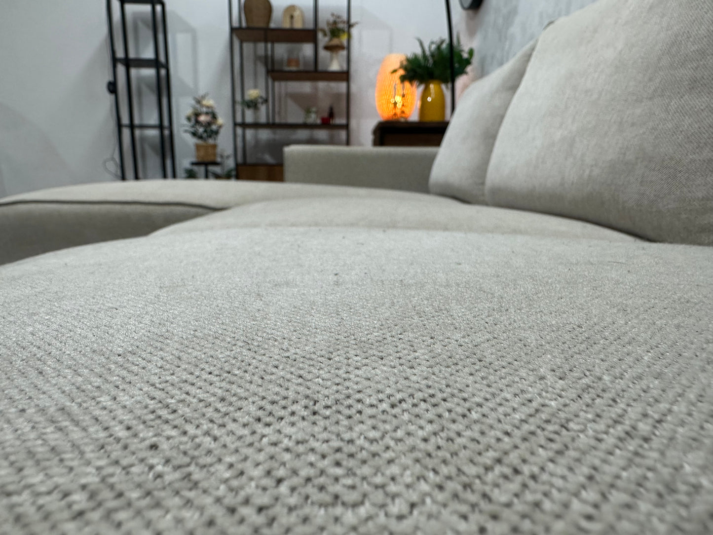 Beige Suède Stoffen Hoekbank ~ Losse Rugkussens Met Afneembare Hoezen