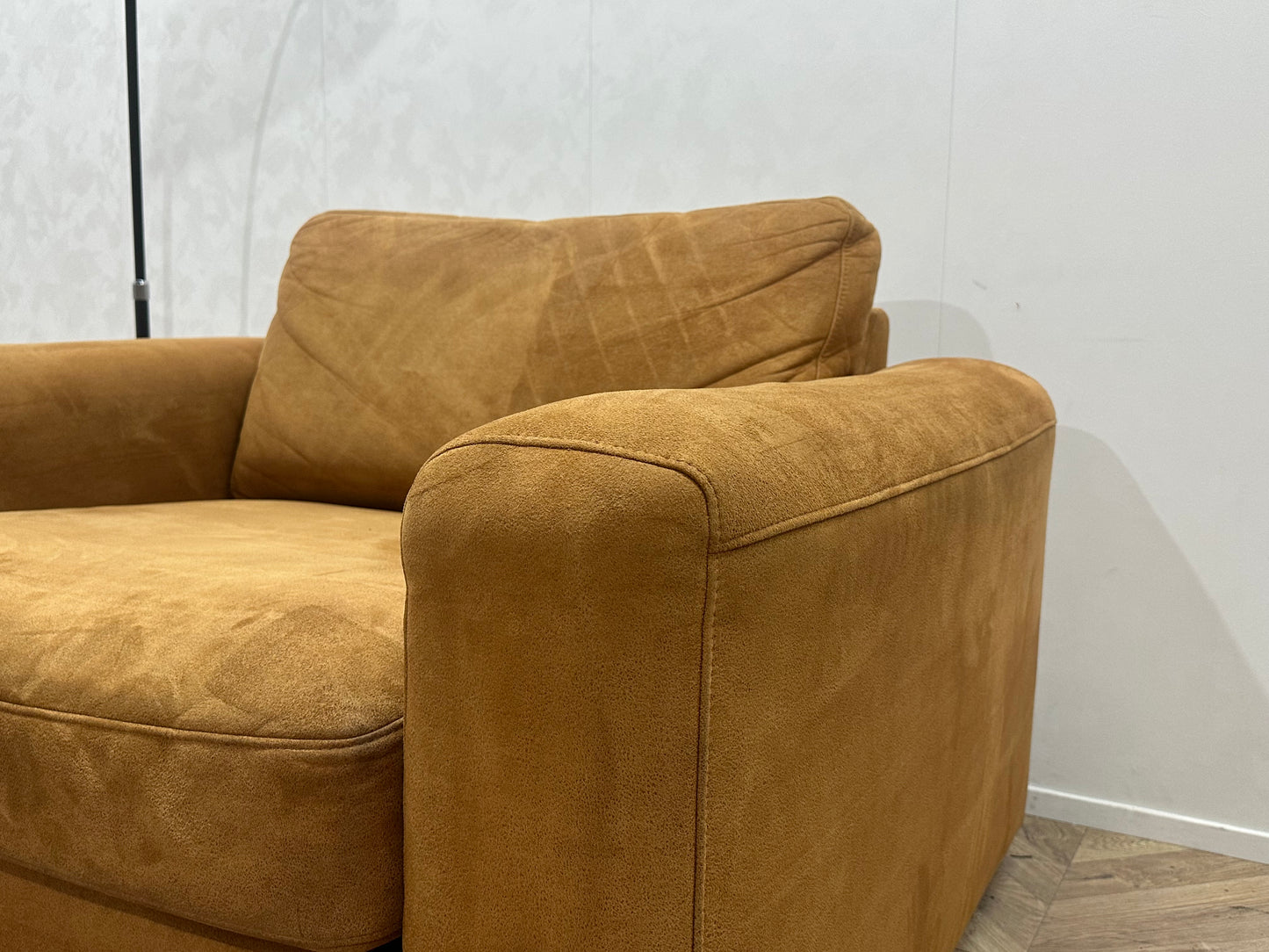 Montèl Cognac Bruine Suède Lederen Fauteuil Inc Hocker ~ Losse Kussens Met Afneembare Hoezen