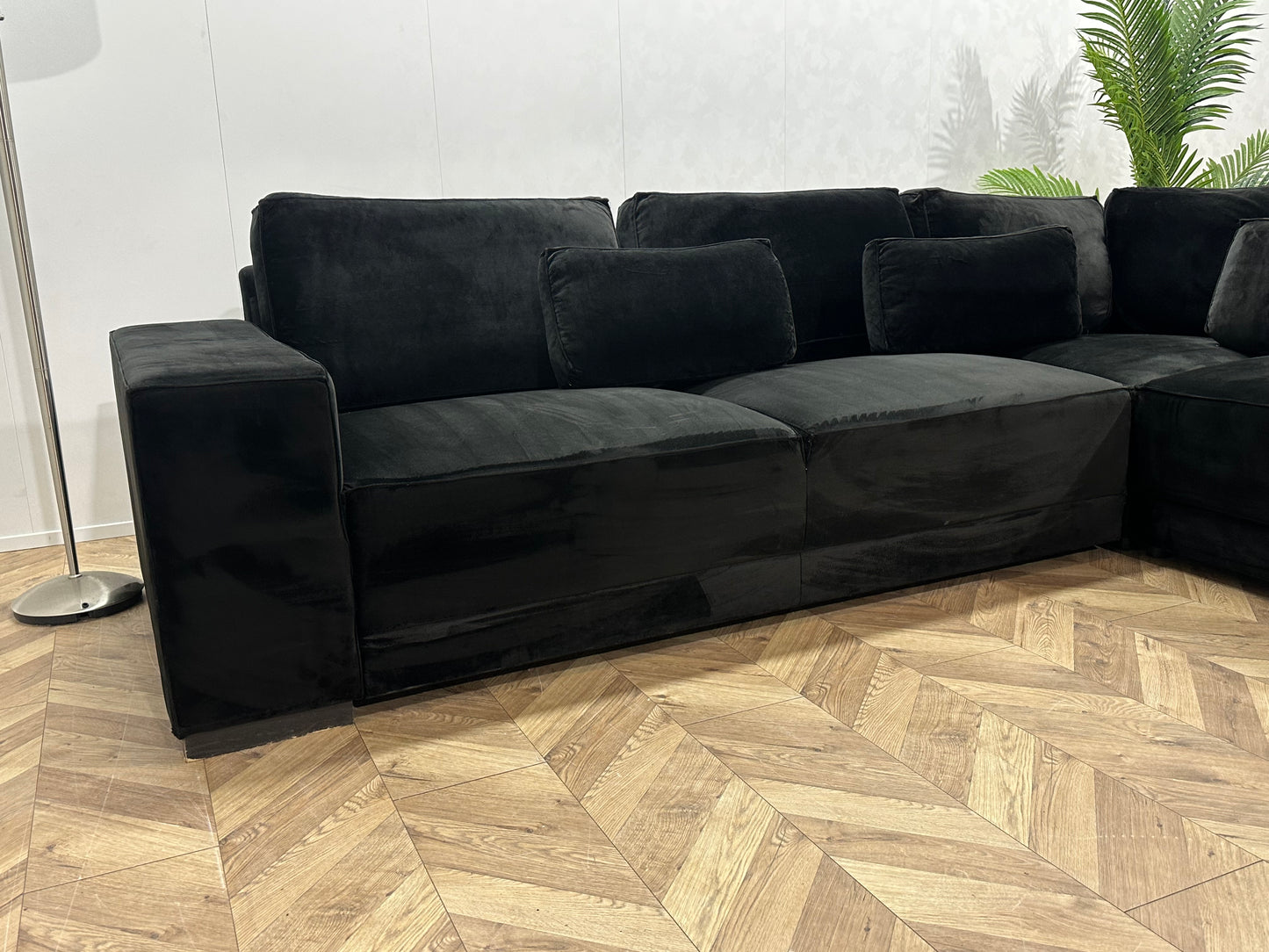 Zwarte Ruime Velvet Hoekbank ~ Losse Rugkussens Met Afneembare Hoezen