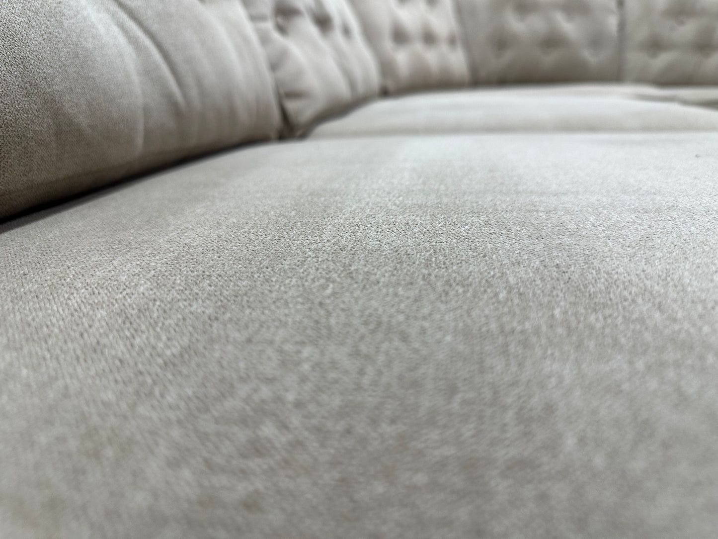 Beige Suède Stoffen Hoekbank ~ Losse Rugkussens Met Afneembare Hoezen