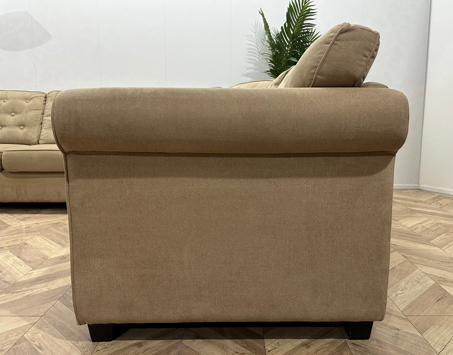 Beige Suède Stoffen Hoekbank ~ Losse Rugkussens Met Afneembare Hoezen