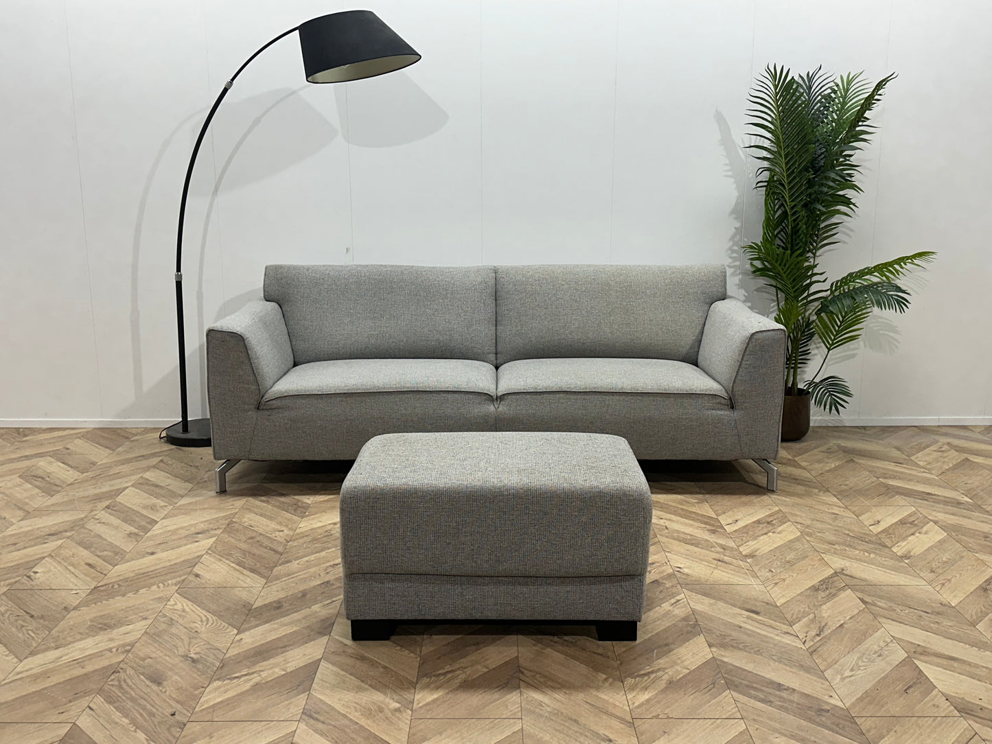 H&H Licht Grijze 2.5-Zits Bank Inc Hocker ~ Vaste Kussens