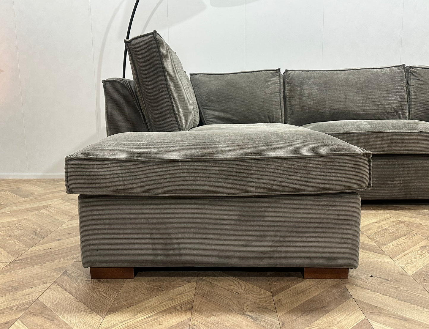 Woood Grijze Ribstof Hoekbank ~ Losse Rugkussens Met Afneembare Hoezen