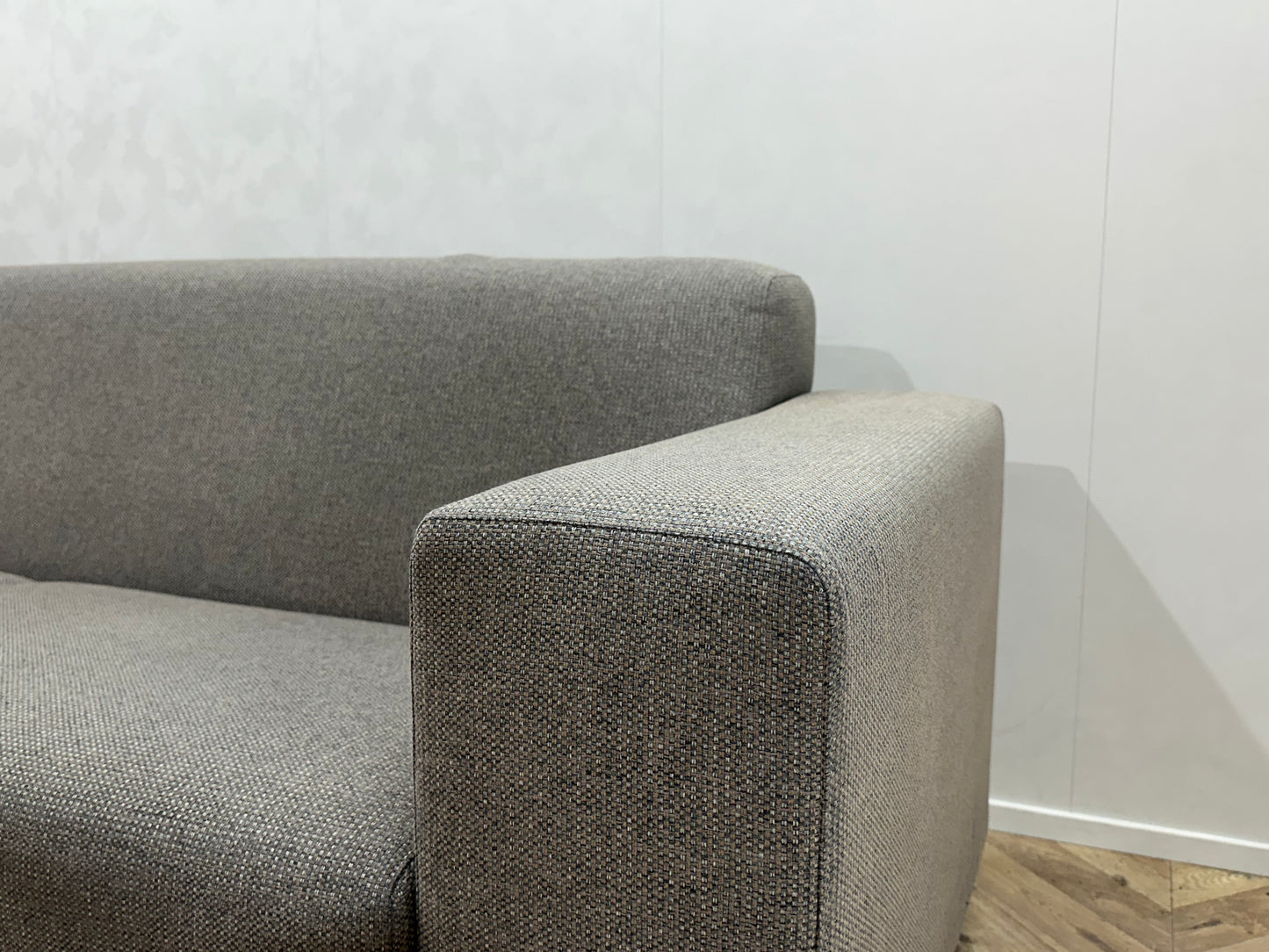 Licht grijze 2.5-Zits Bank Inc Hocker ~ Vaste Kussens