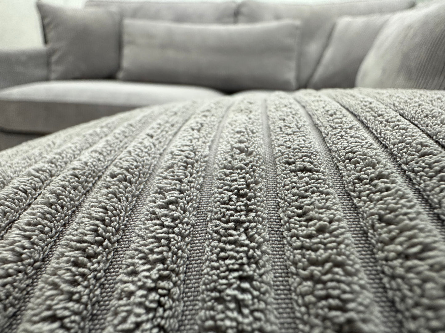 Licht Grijze Ribstof Hoekbank ~ Losse Kussens Met Afneembare Hoezen