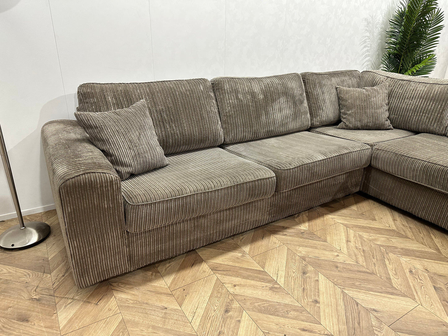 Taupe Ribstof Hoekbank ~ Losse Kussens Met Afneembare Hoezen