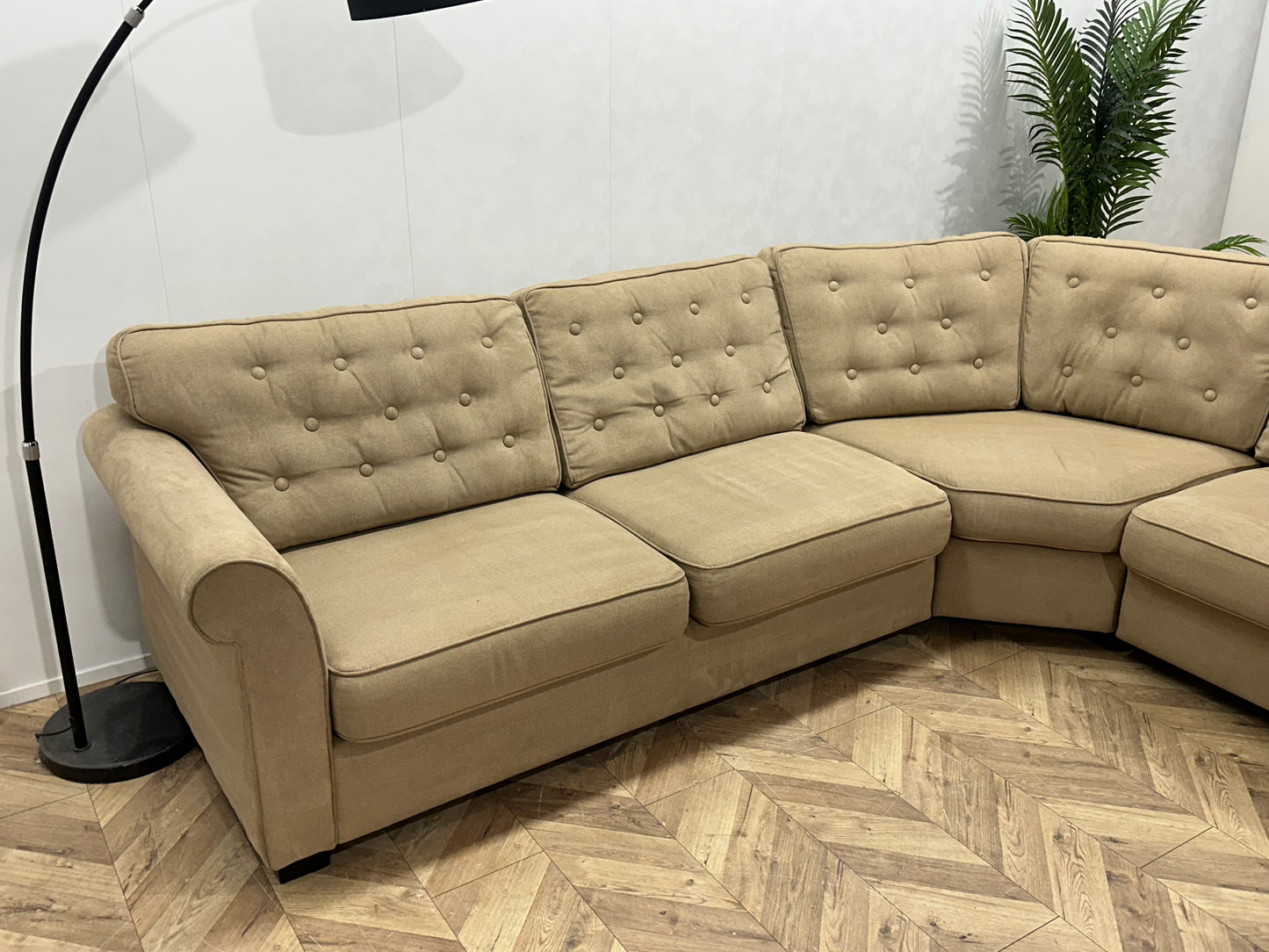 Beige Suède Stoffen Hoekbank ~ Losse Rugkussens Met Afneembare Hoezen