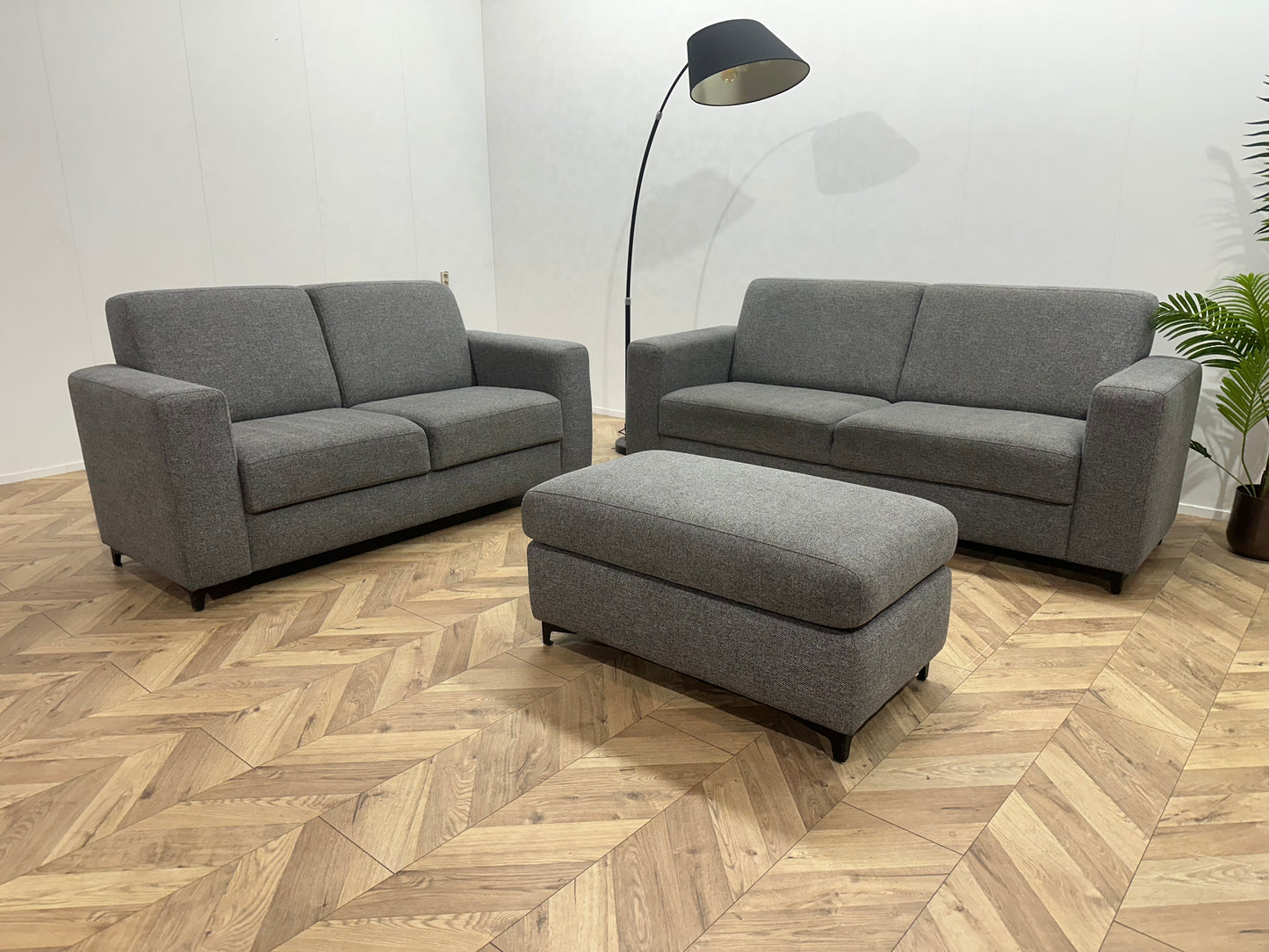 Grijze Banken Set Inc Hocker ~ Vaste Kussens