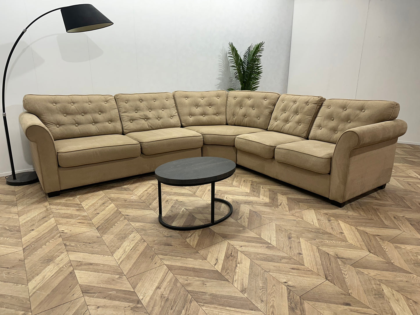 Beige Suède Stoffen Hoekbank ~ Losse Rugkussens Met Afneembare Hoezen