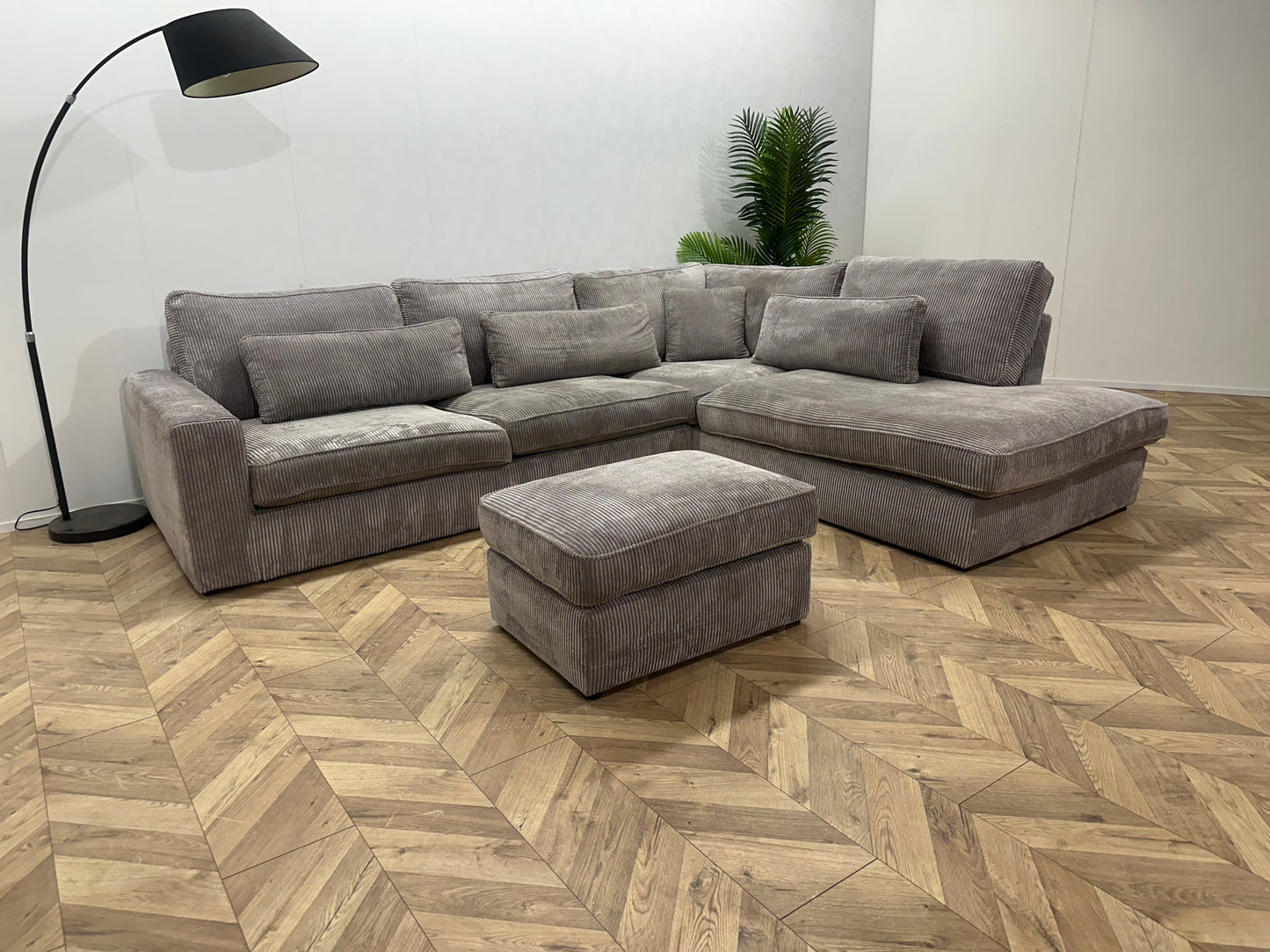 Licht Grijze Ribstof Hoekbank Inc Hocker ~ Losse Kussens Met Afneembare Hoezen