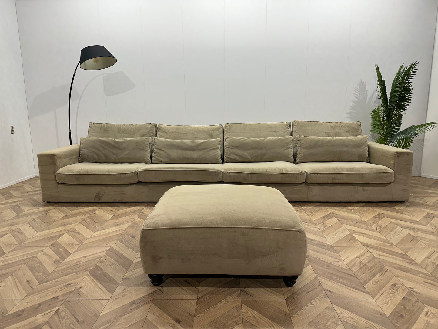 Beige Velvet 4-Zits Bank Inc Hocker ~ Losse Kussens Met Afneembare Hoezen