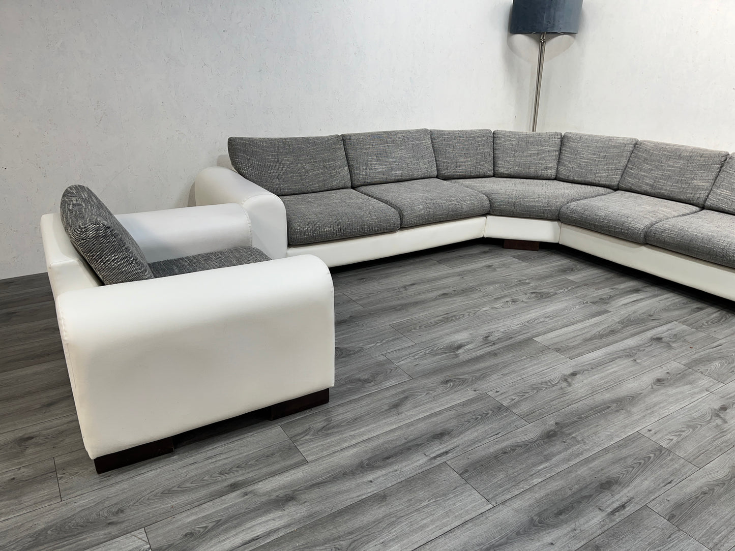 Wit / Licht Grijze Hoekbank Set Met Stoel - Banken Bazaar