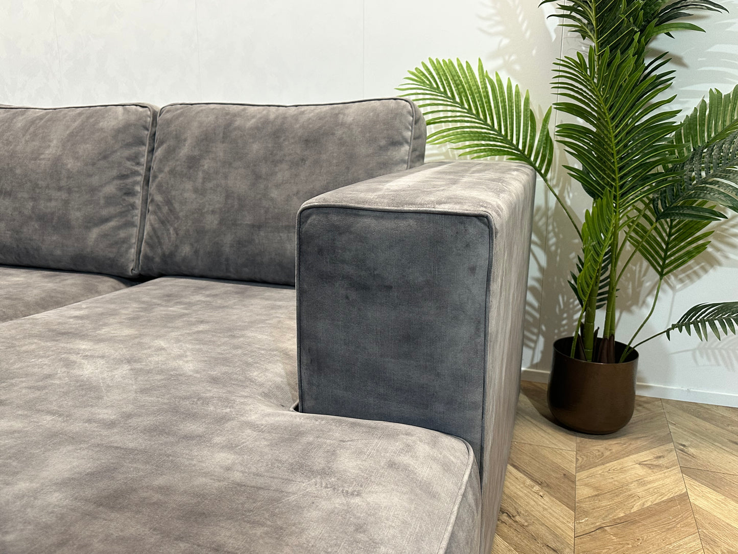 Room108 Grijze Ruime Velvet U Bank ~ Nieuwstaat