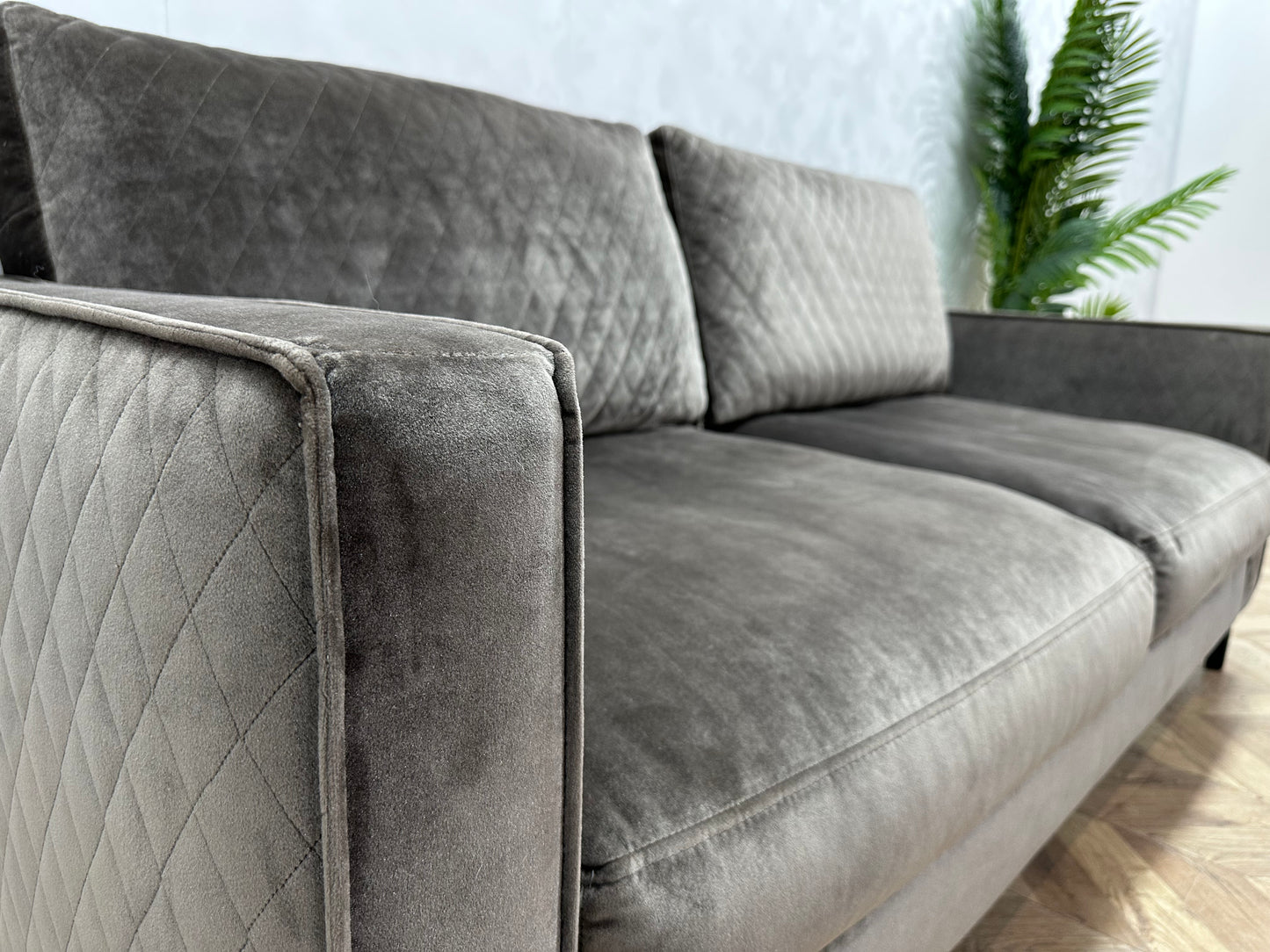 Bruine Velvet 2 Zits Bank ~ Losse Kussens Met Afneembare Hoezen