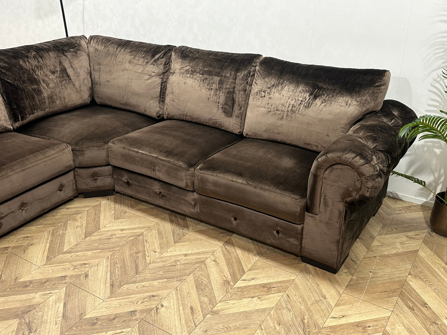 Eric Kuster Bruine Velvet Hoekbank ~ Losse Rugkussens Met Afneembare Hoezen