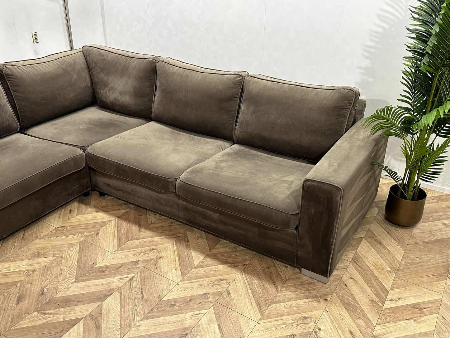 Bruine Velvet Design Bank ~ Nieuwstaat
