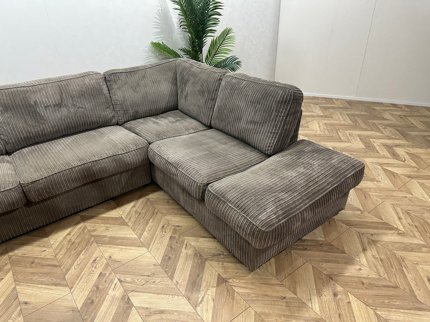 Taupe Ribstof Hoekbank ~ Losse Kussens Met Afneembare Hoezen