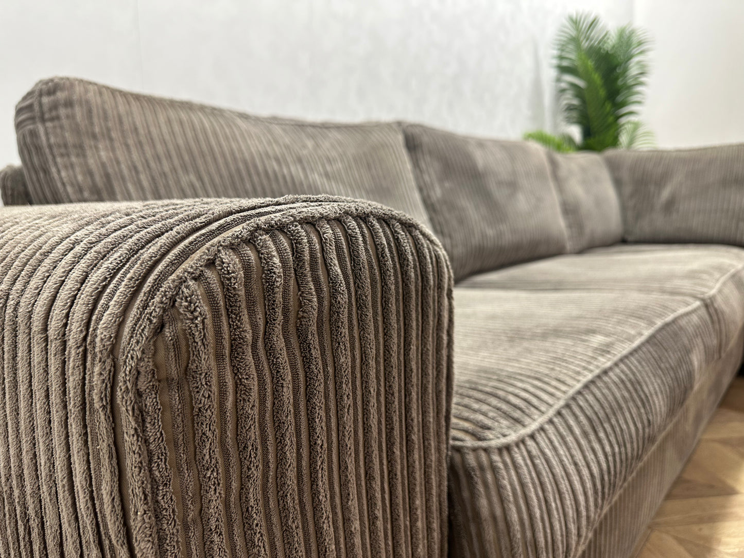 Taupe Ribstof Hoekbank ~ Losse Kussens Met Afneembare Hoezen