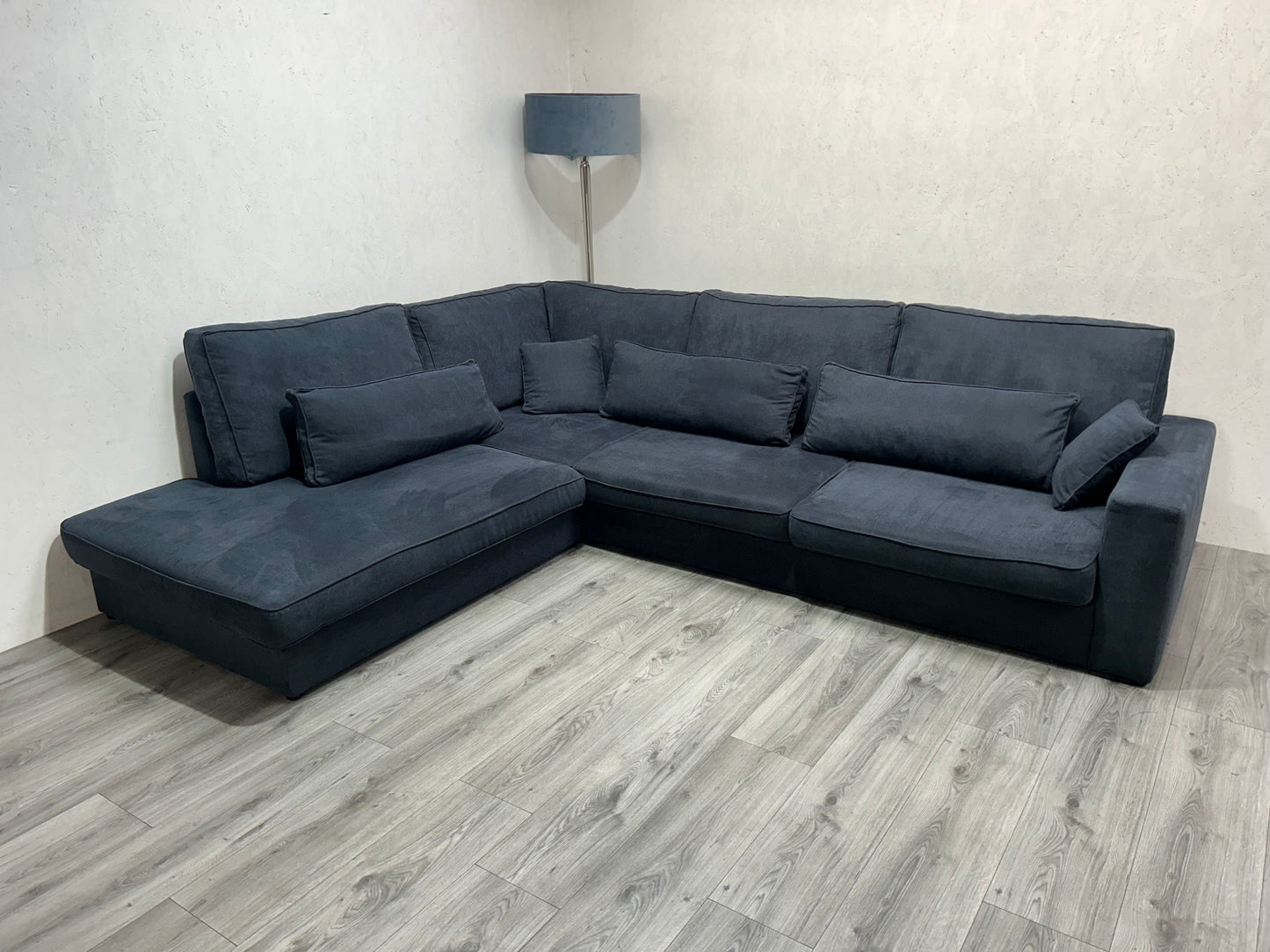 Donker Blauwe Hoekbank ~ Losse Kussens Met Afneembare Hoezen ~ Nieuwstaat