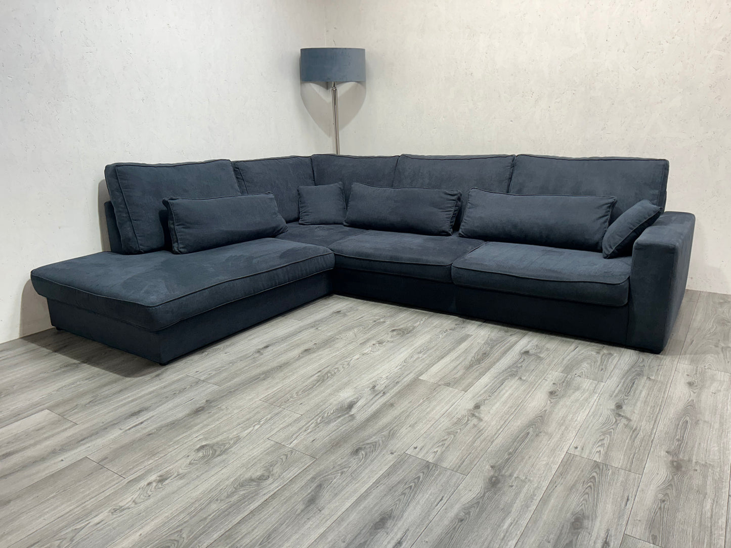 Donker Blauwe Hoekbank ~ Losse Kussens Met Afneembare Hoezen ~ Nieuwstaat