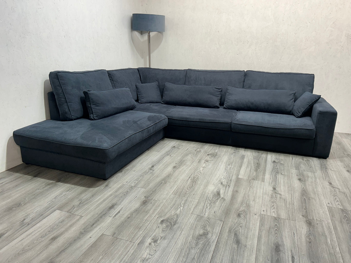 Donker Blauwe Hoekbank ~ Losse Kussens Met Afneembare Hoezen ~ Nieuwstaat