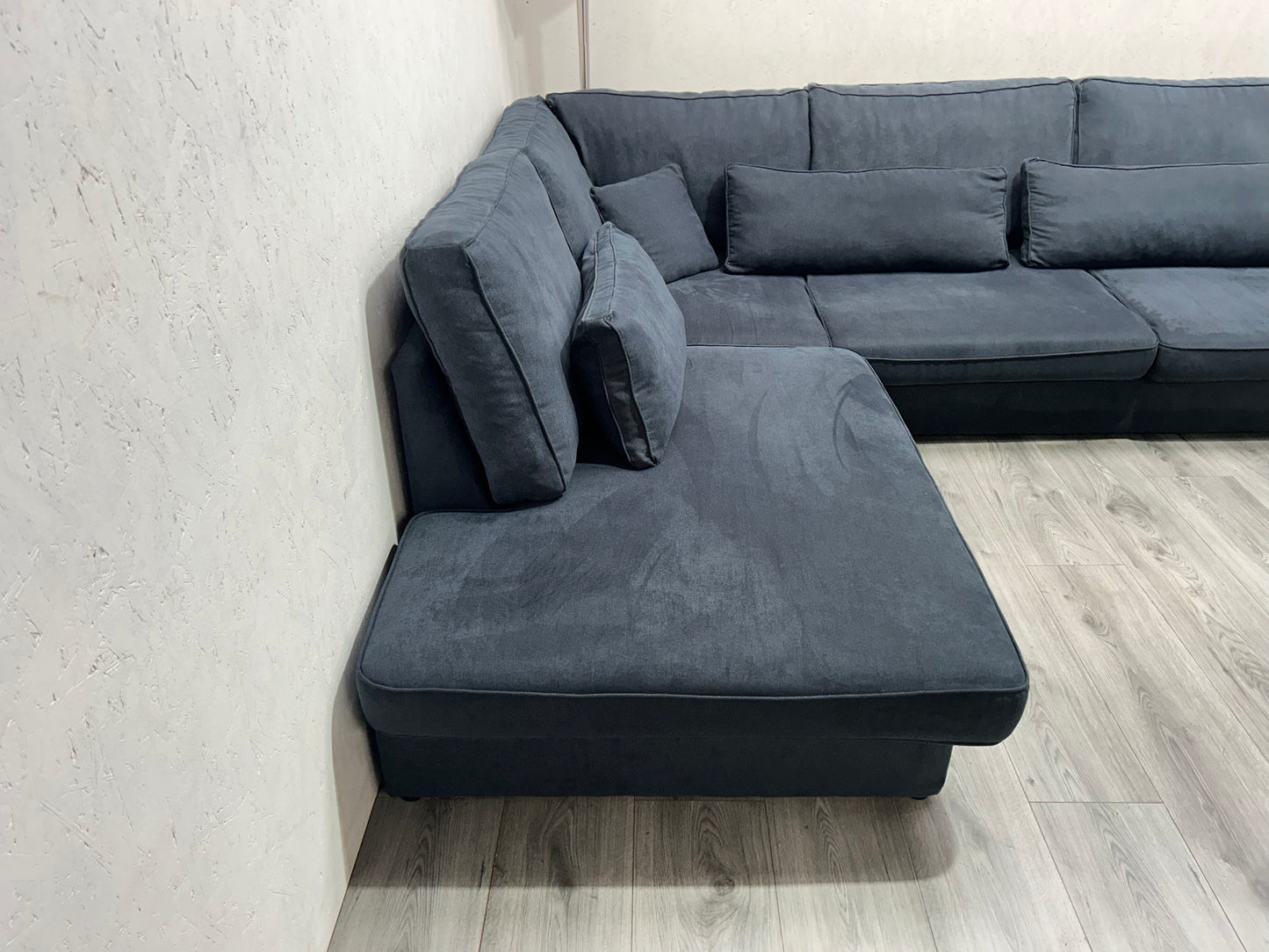 Donker Blauwe Hoekbank ~ Losse Kussens Met Afneembare Hoezen ~ Nieuwstaat