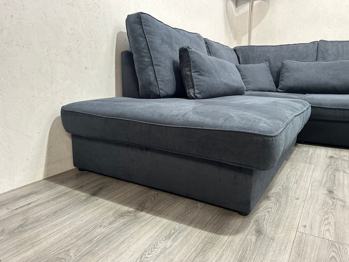 Donker Blauwe Hoekbank ~ Losse Kussens Met Afneembare Hoezen ~ Nieuwstaat