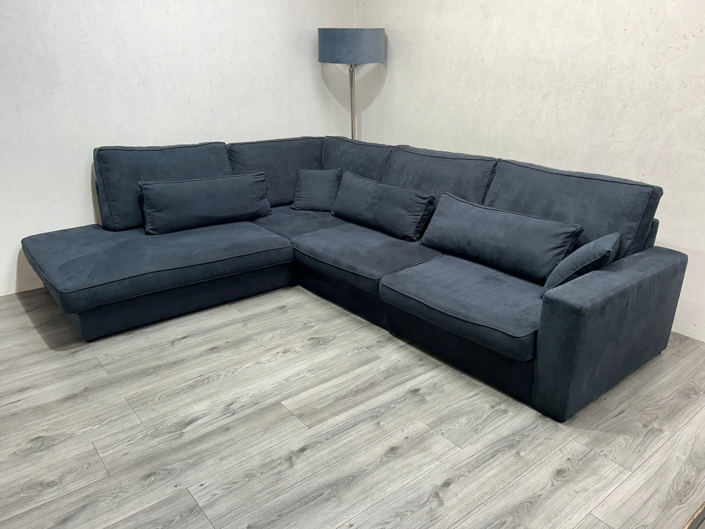 Donker Blauwe Hoekbank ~ Losse Kussens Met Afneembare Hoezen ~ Nieuwstaat