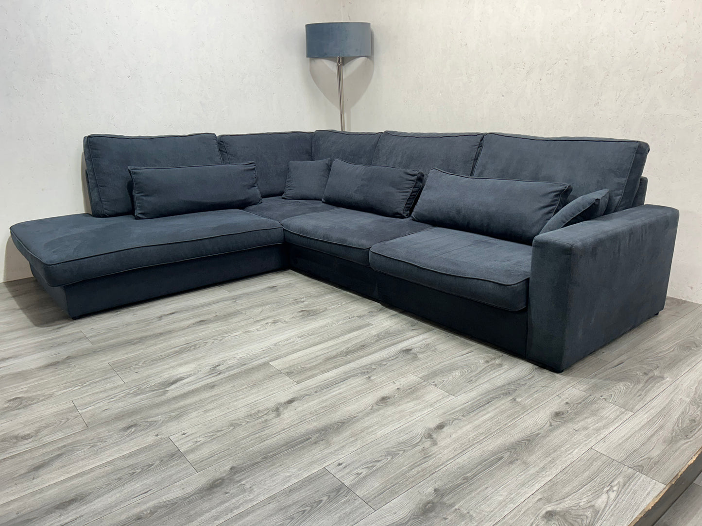 Donker Blauwe Hoekbank ~ Losse Kussens Met Afneembare Hoezen ~ Nieuwstaat
