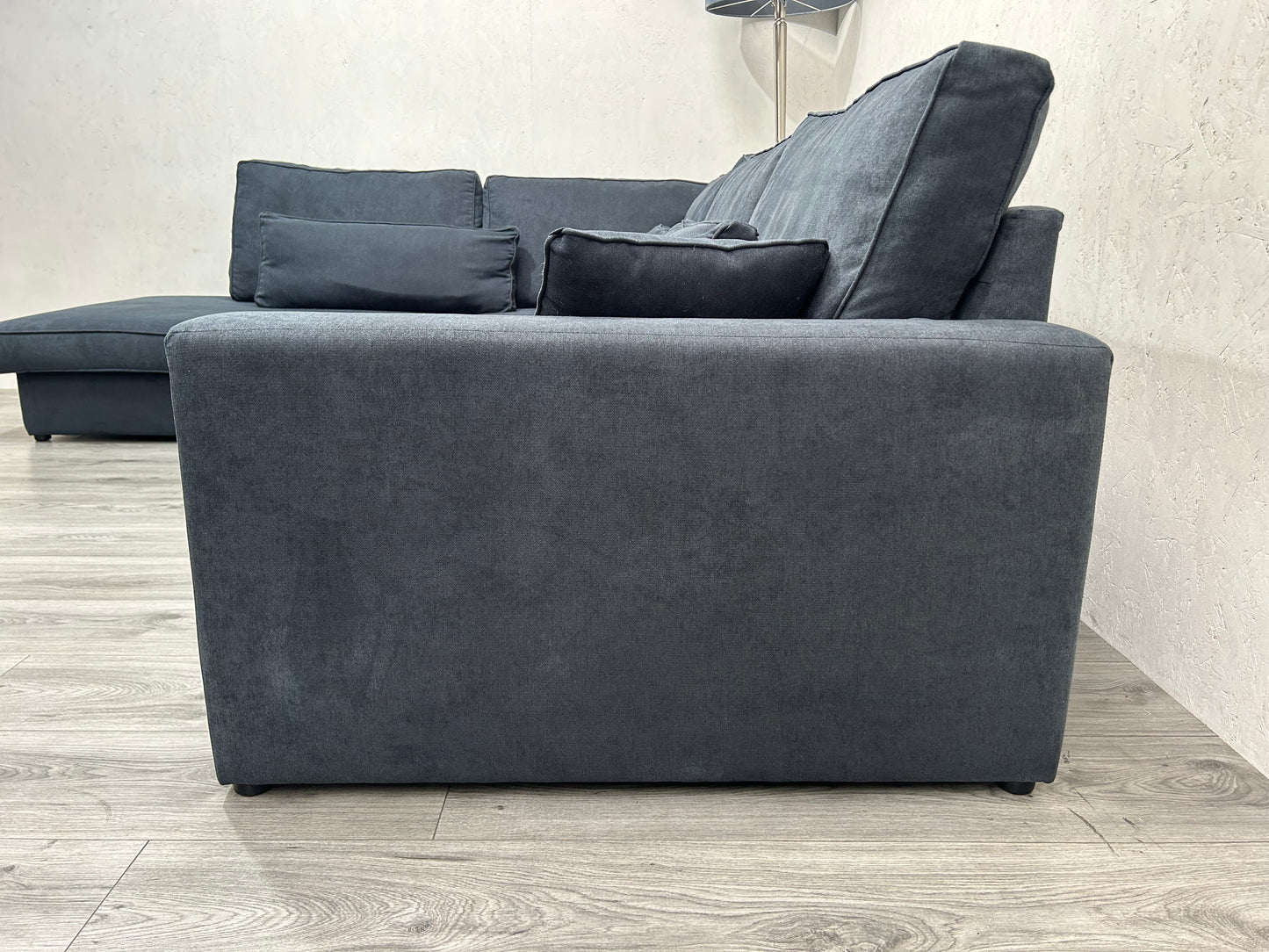 Donker Blauwe Hoekbank ~ Losse Kussens Met Afneembare Hoezen ~ Nieuwstaat