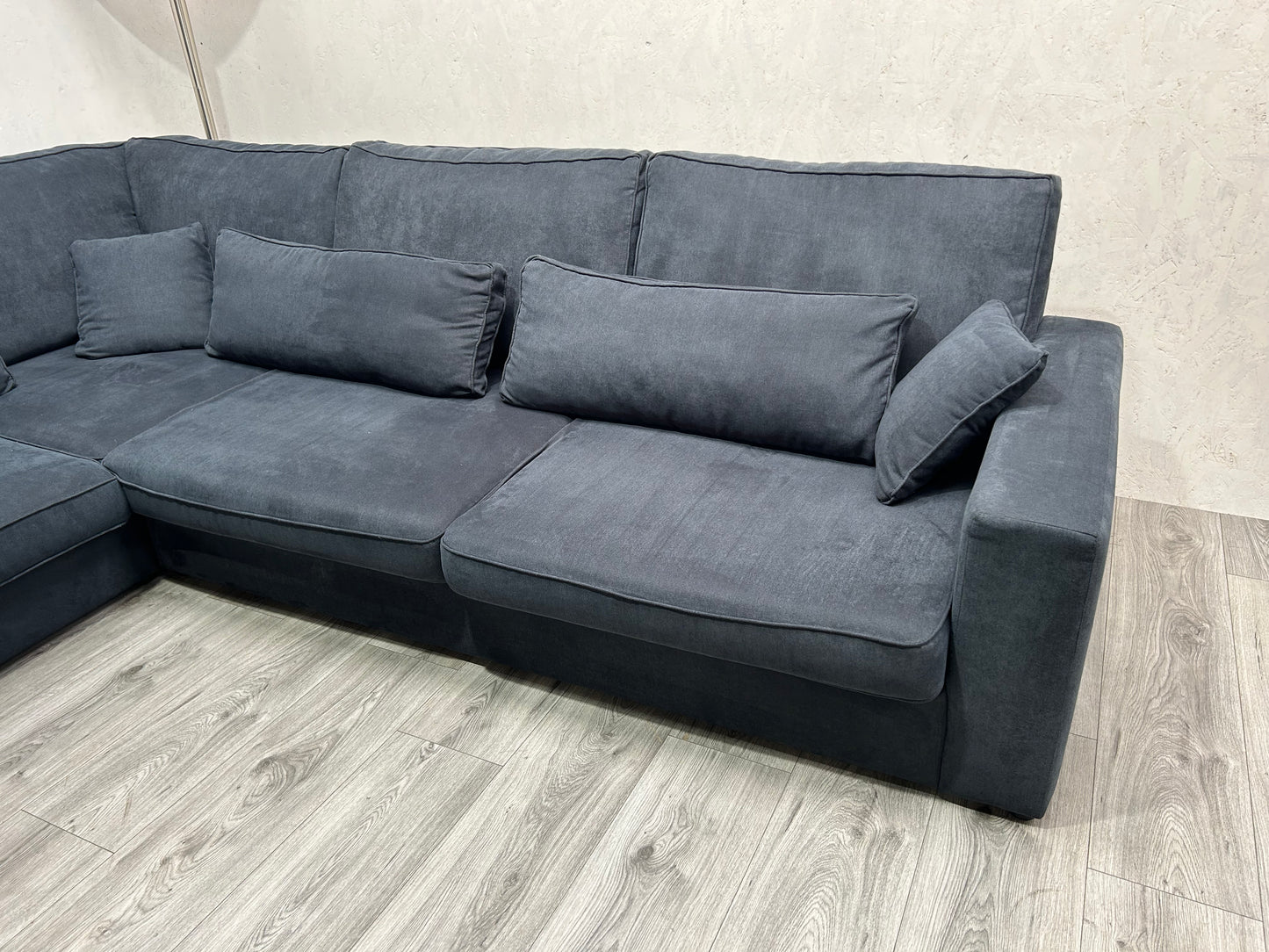 Donker Blauwe Hoekbank ~ Losse Kussens Met Afneembare Hoezen ~ Nieuwstaat