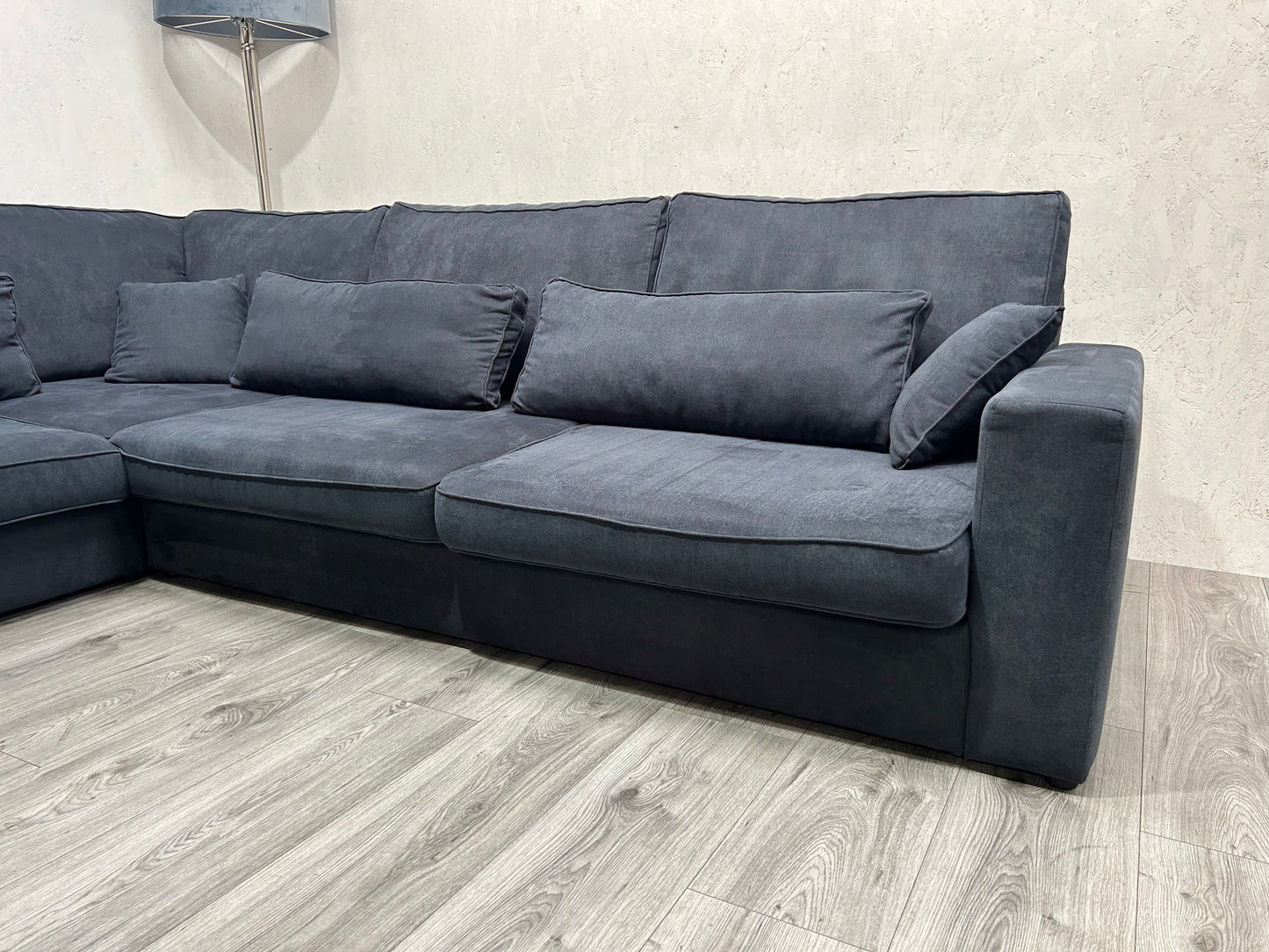 Donker Blauwe Hoekbank ~ Losse Kussens Met Afneembare Hoezen ~ Nieuwstaat