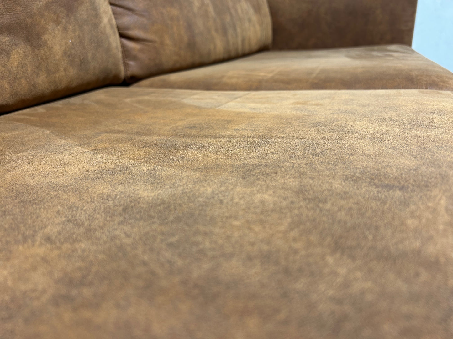 Cognac Bruine Suéde Leren 2-Zits Bank ~ Nieuwstaat