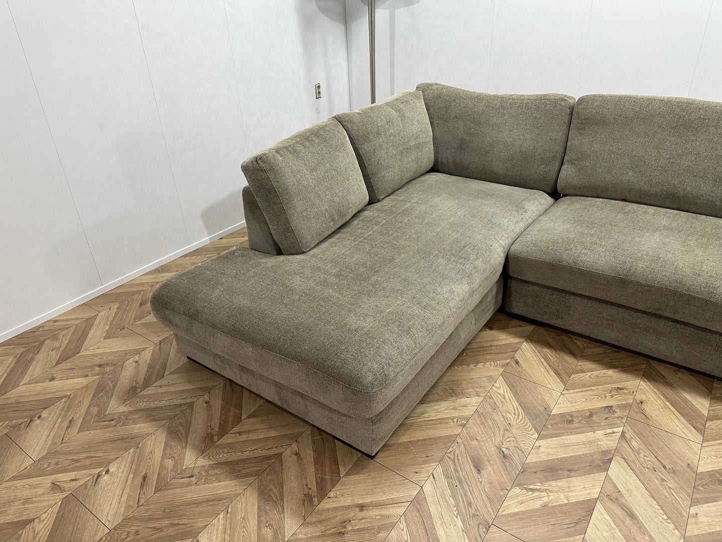 Ruime Beige Hoekbank ~ Losse Kussens Met Afneembare Hoezen