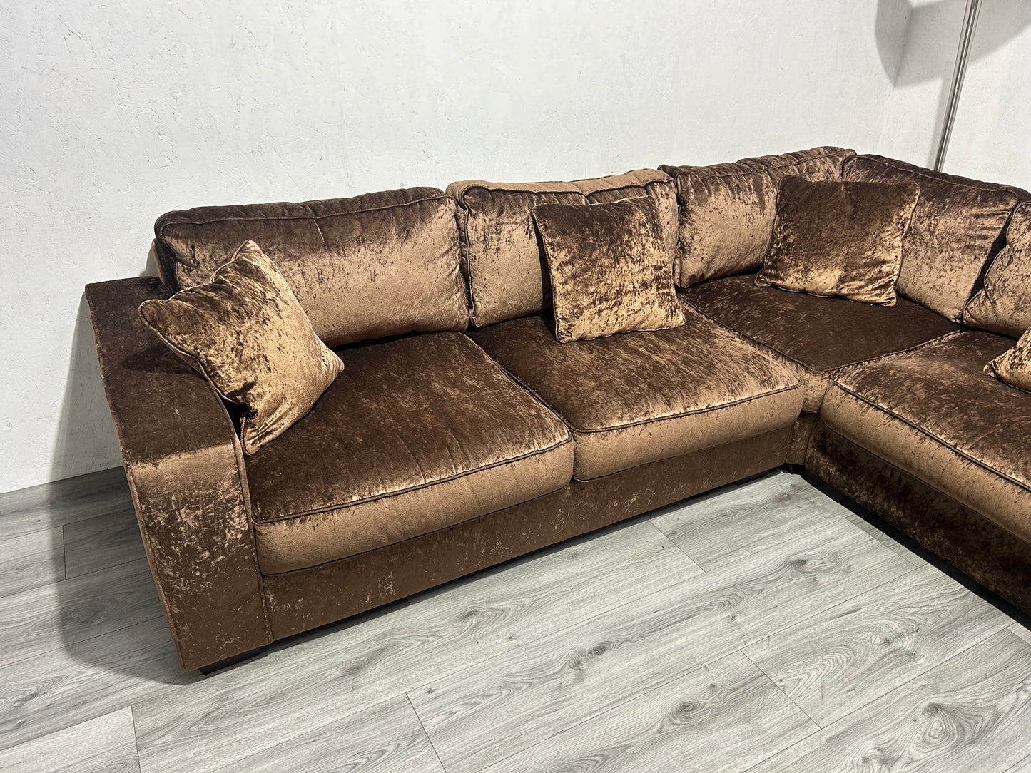 Bruine Velvet Hoekbank ~ Losse Kussens Met Afneembare Hoezen