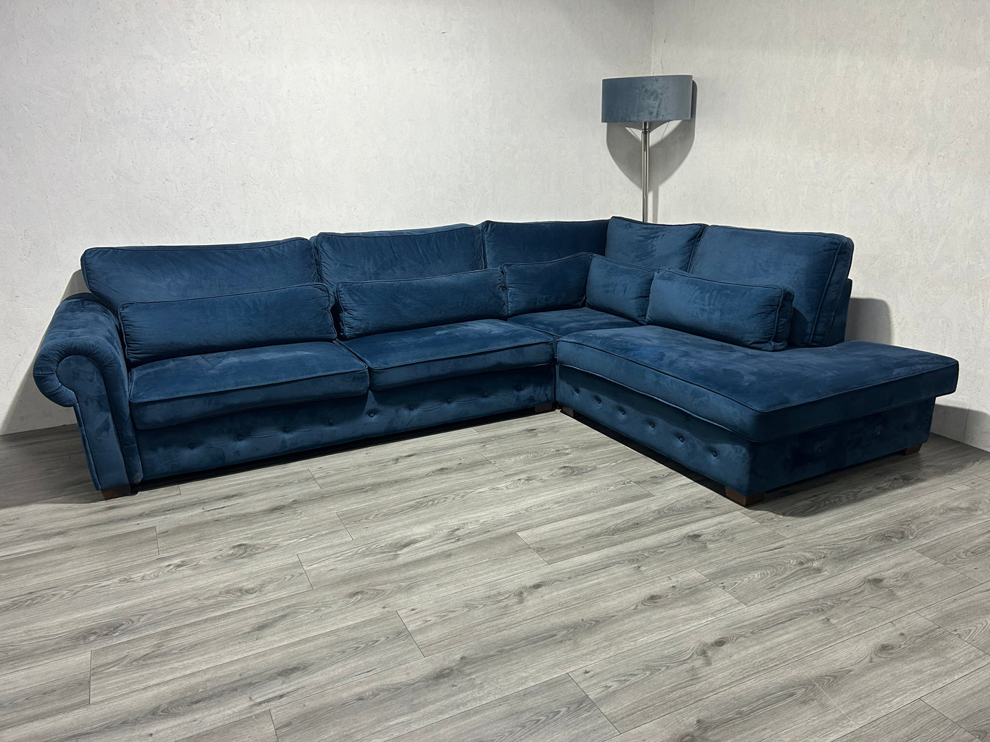 Donker Blauwe Velvet Hoekbank ~ Losse Kussens Met Afneembare Hoezen