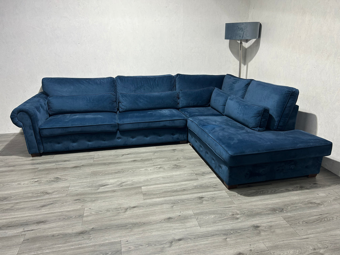 Donker Blauwe Velvet Hoekbank ~ Losse Kussens Met Afneembare Hoezen