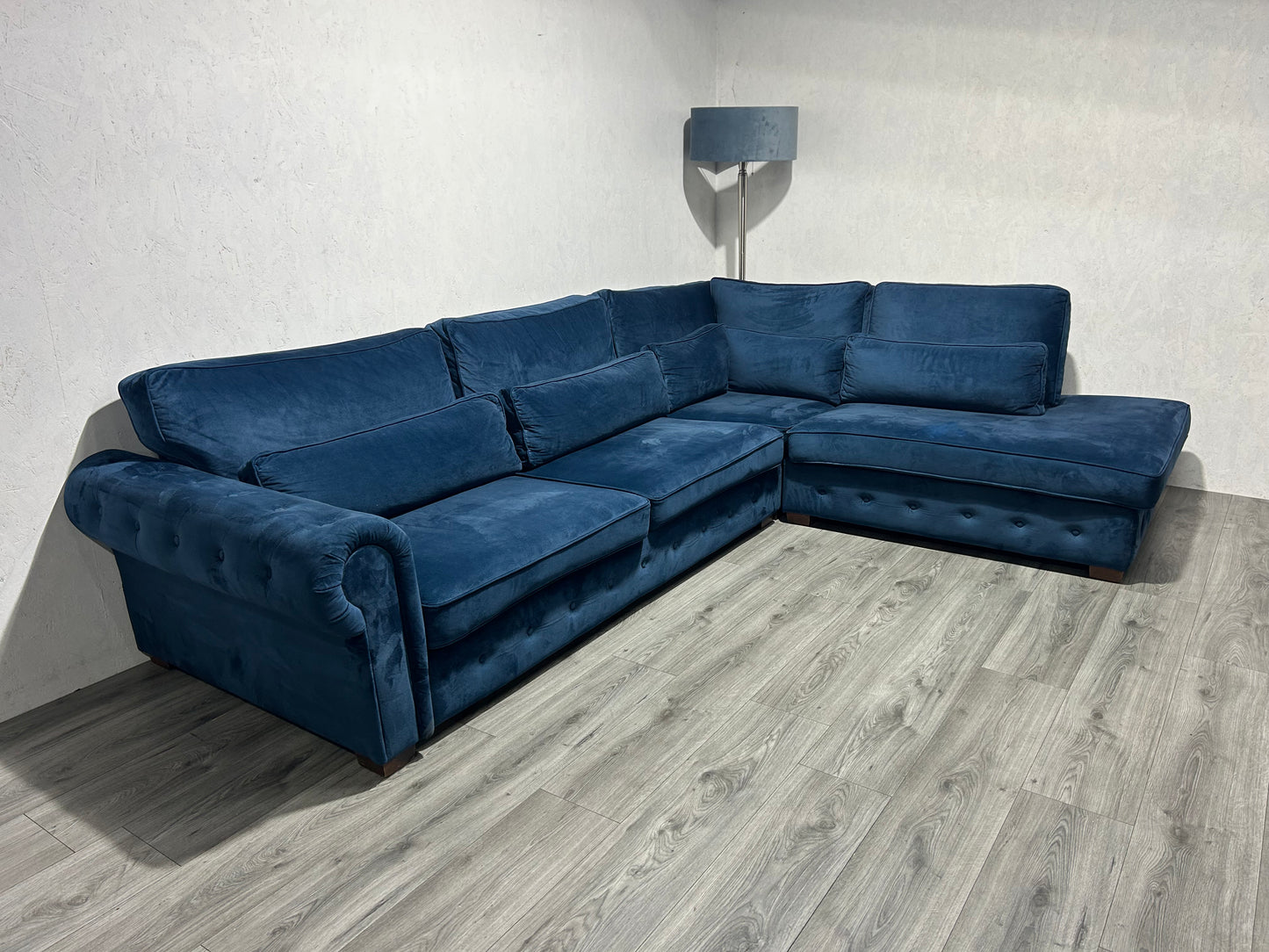 Donker Blauwe Velvet Hoekbank ~ Losse Kussens Met Afneembare Hoezen
