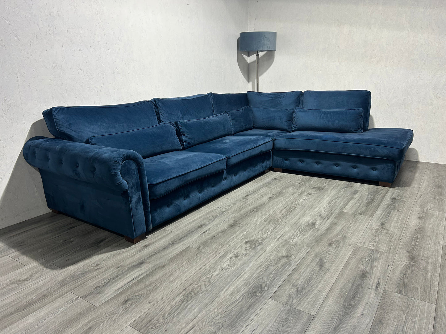 Donker Blauwe Velvet Hoekbank ~ Losse Kussens Met Afneembare Hoezen