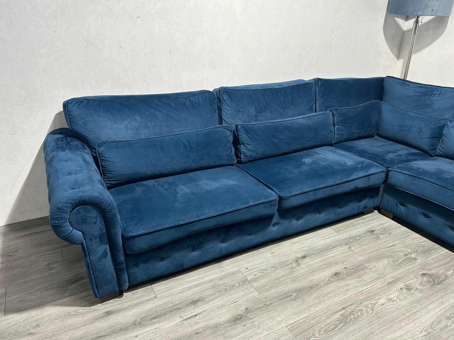 Donker Blauwe Velvet Hoekbank ~ Losse Kussens Met Afneembare Hoezen